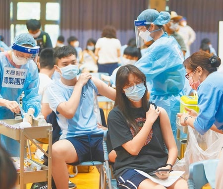 昨新增1名確診案例死亡，證實為Delta病毒，台灣至今已有3名新冠染疫者死於Delta。圖為桃園市22日起全市國高中生施打BNT疫苗。（陳怡誠攝）