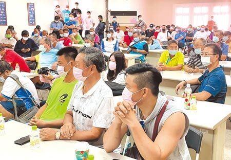 交通部航港局嚴格稽查漁船違建禁止出海,澎湖上百漁民集結陳情抗議。(陳可文攝)