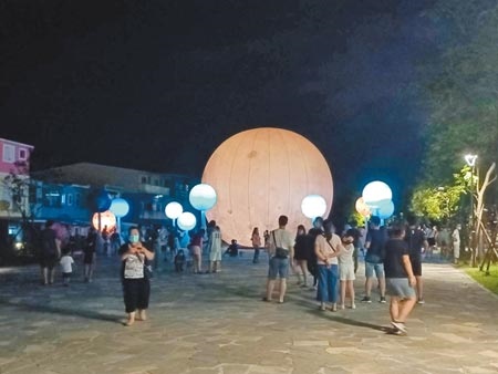 宜蘭冬山鄉公所打造的人工「大月亮」及「小行星」，吸引相當多的遊客前往「賞月」。（胡健森攝）