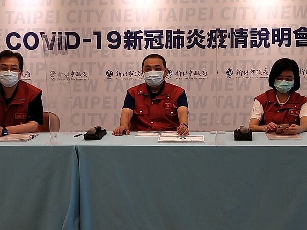 新北市長侯友宜認為只要某社區大樓住戶採檢都陰性且解除隔離,幼兒園染疫事件就能告一段落。記者張哲郢/攝影