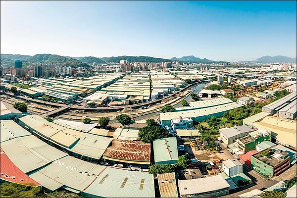 新北市泰山楓江地區目前鐵皮違章工廠林立，市府辦理擴大泰山都市計畫，規劃產業專用區。圖／城鄉發展局提供