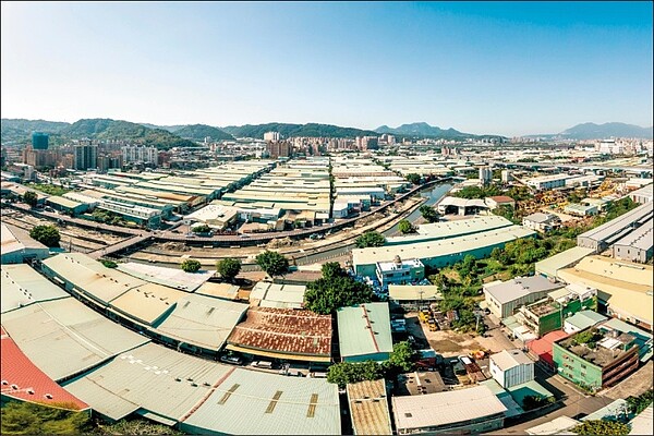 新北市泰山楓江地區目前鐵皮違章工廠林立，市府辦理擴大泰山都市計畫，規劃產業專用區。圖／城鄉發展局提供