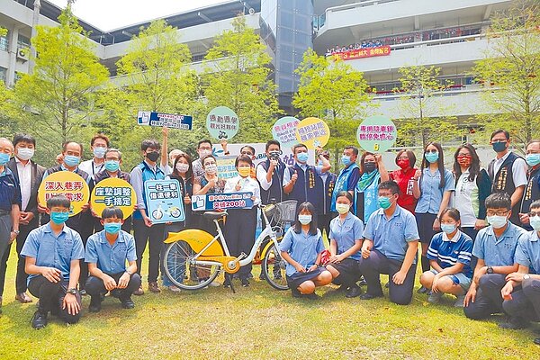 台中市長盧秀燕(中)推動綠色交通,啟動「iBike倍增計畫」。圖為今年4月在明道中學增設突破200處站點啟用。(交通局提供/林欣儀台中傳真)
