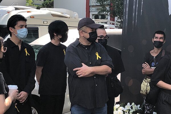 瞿友寧（中）、盧廣仲（左2）、林哲熹（左1）向龍劭華做最後告別。記者陳建嘉／攝影