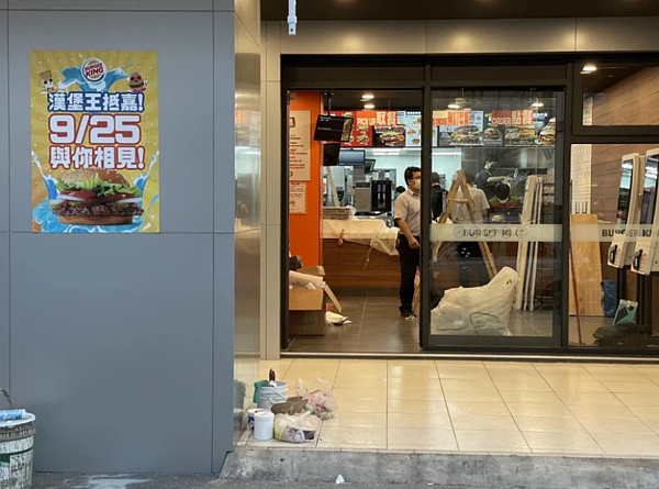 進駐嘉義市中山路的連鎖速食品牌,業者正裝潢中。圖/記者林伯驊攝影