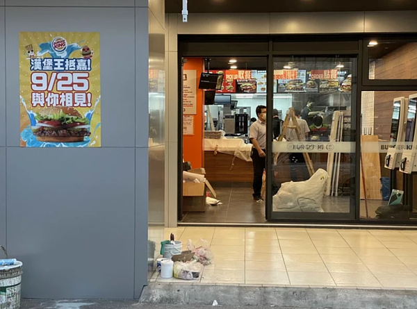 進駐嘉義市中山路的連鎖速食品牌，業者正裝潢中。圖／記者林伯驊攝影
