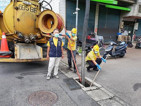 台北市南港區東新里進行水溝疏通。圖／取自「台北市南港區東新里辦公室」臉書