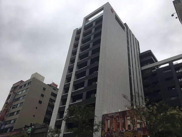 「PARK 259」14樓頂樓戶近期以總價7239萬元成交,達標台北市豪宅標準。圖/全球居不動產情報室提供