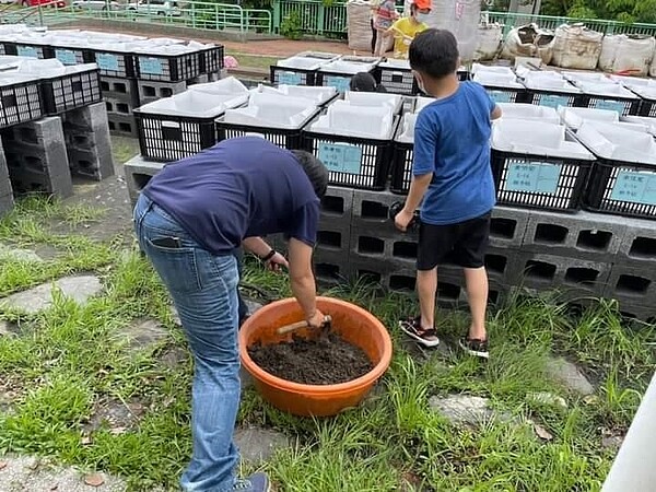 農場小太陽農園填土。圖／許世傳提供