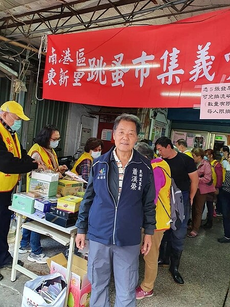 蕭漢榮里長為民服務。圖/取自「台北市南港區東新里辦公室」臉書