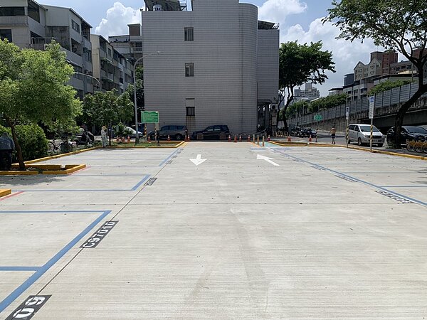 位於高雄市鼓山區中華一路與中華一路29巷轉角處閒置土地已開闢為「裕興第二公有停車場」。圖/高雄市政府提供