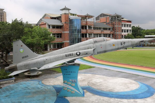 校內有一台退役F-5E戰機，是全台唯一有戰鬥機的小學。 圖／白雲國小提供
