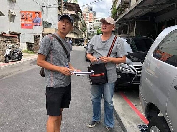 使命必達的李安邦(左)。圖/里長提供