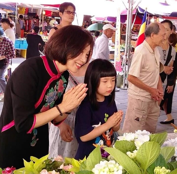 以十修歌和大家結緣。圖/里長提供