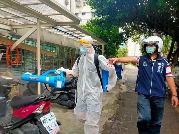 傅書淵穿梭大街小巷消毒作業。圖/傅書淵提供