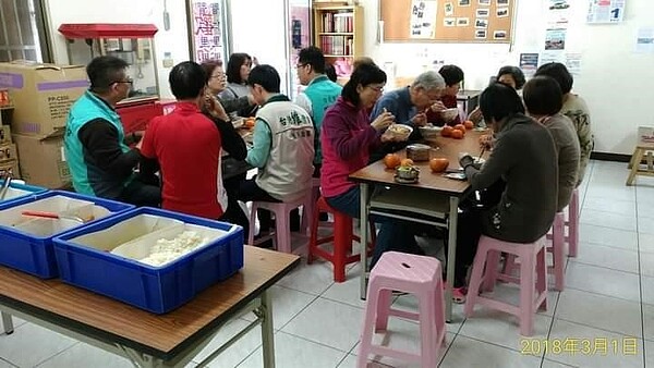 為銀髮老人注入營養與活力。圖/傅書淵提供