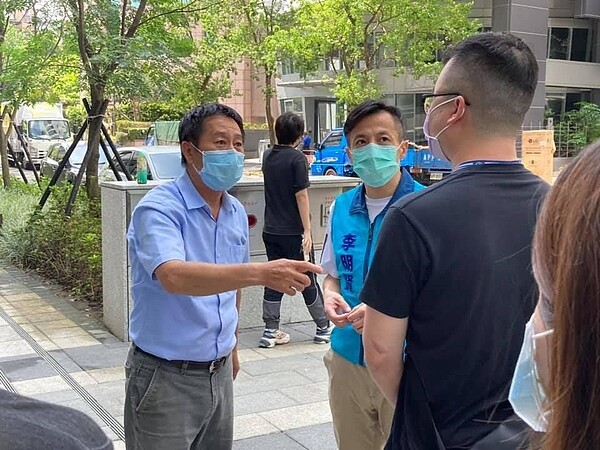 里長與單位討論規劃不良停車導致的交通問題。圖/擷取自林明源里長臉書