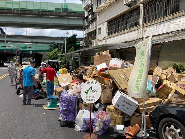 湖元里舉辦資源回收活動。圖／擷取自林明源里長臉書