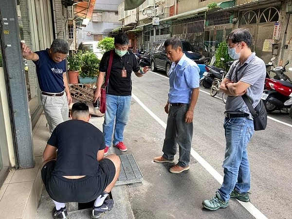 林明源里長與相關單位討論水溝破損問題。圖/擷取自林明源里長臉書