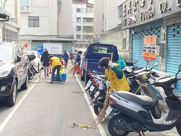 湖元里每月固定的清潔日。圖/擷取自林明源里長臉書