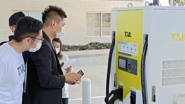 國道首座電動車快充站啟用。圖/高公局提供