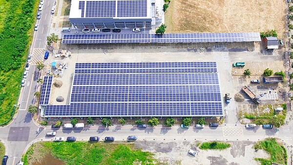 台南新市區富安三街停車場太陽光電鳥瞰圖。圖/業者提供