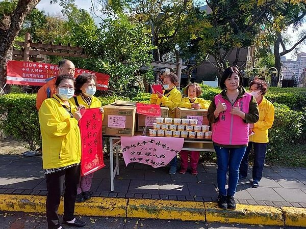 發放臘八粥關懷里民。圖／楊小莉里長提供
