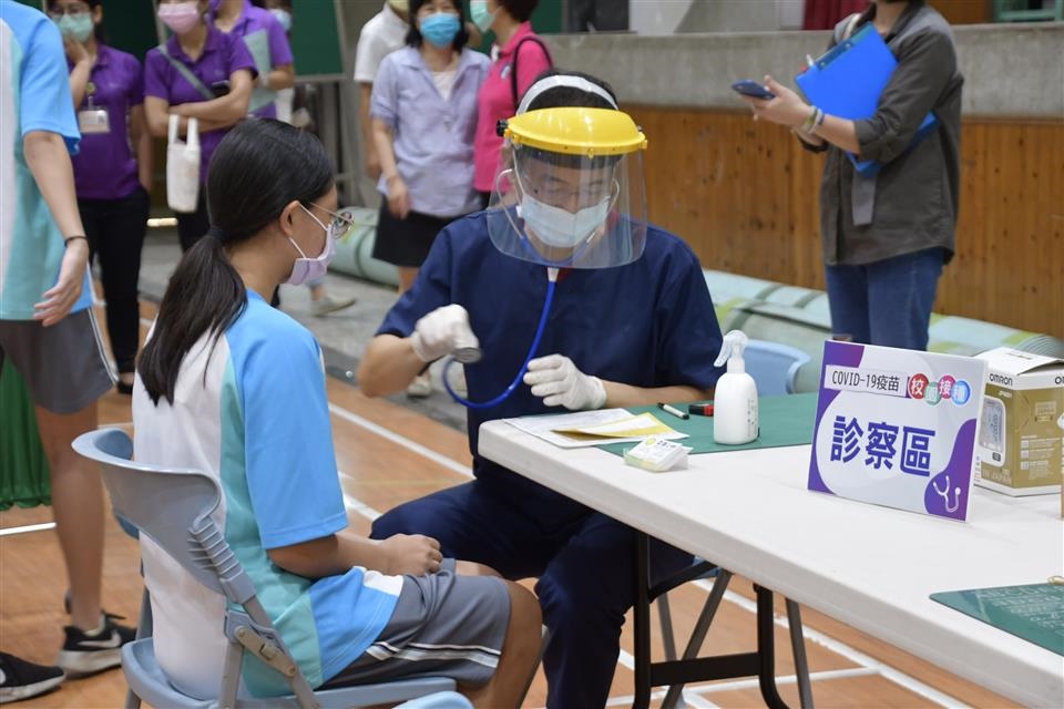 彰化縣於23日開始為學生施打BNT疫苗。圖／彰化縣政府提供