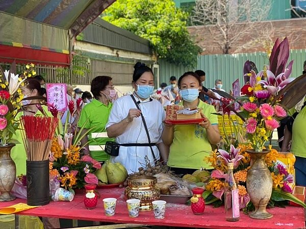 黃澤雙里長誠心祈福。圖/取自「黃澤雙」臉書
