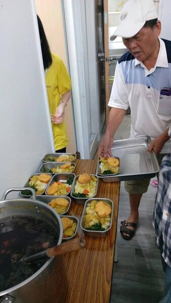 北投區大同里老人共餐。圖／取自「黃澤雙」臉書