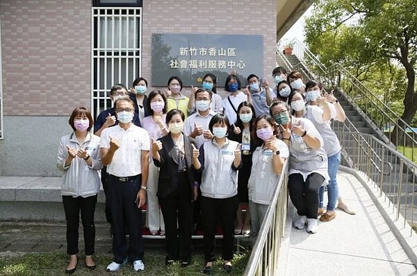 香山區社會福利服務中心今揭牌,該中心位於鹽水里市民活動中心內,並配置4名社工,中心內還有「溫馨的會談室」、「會議及活動空間」。圖/市府提供