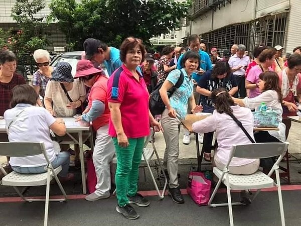 陳玉蘭促進社會和諧。圖／里長提供