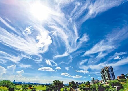 中央銀行再度出手打房,商總估計今年推案量恐減少10-15%,同時增加購屋者的房貸壓力。圖為鄰近台北大直明水路基隆河畔附近的住宅區。(王銘義攝)