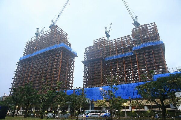 央行理監事會決議,加碼房市信用管制措施,鎖定六都與新竹縣市第二戶房貸,以及購地貸款、工業區閒置土地貸款成數控管。 報系資料照/記者林伯東攝影