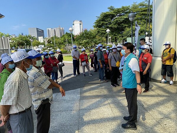 台南近百名北門區錦湖里民昨天到議會陳情,反對市府同意業者在當地設置土資場。記者鄭維真/攝影