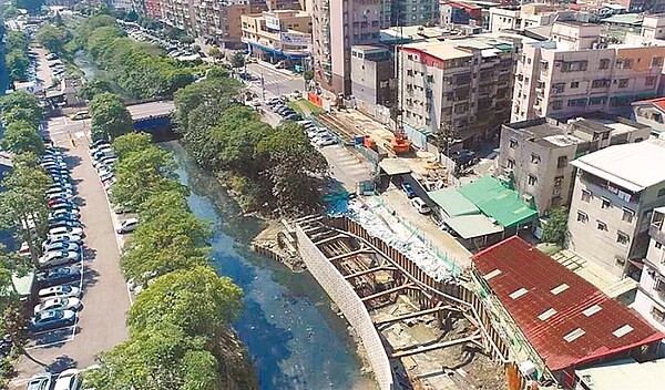 新北市瓦磘溝流域周圍共有10萬餘戶,水利局力拚周圍汙水下水道接管率2022年底突破9成。(新北市水利局提供/葉書宏新北傳真)