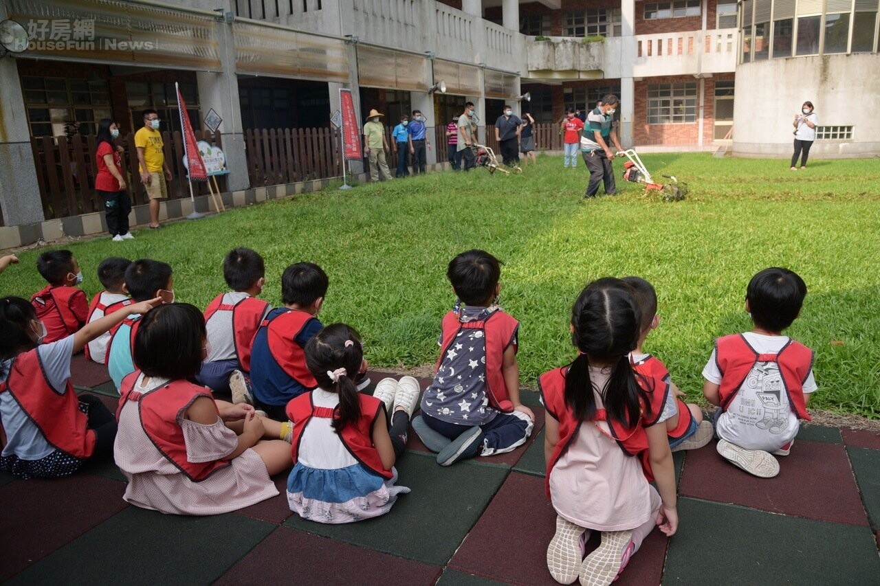 南投縣前山國小推廣食農教育，家長出動機具將草地耕除，整地成為農田種植蔬菜，幼兒在旁看得入神。圖／南投縣教育處提供