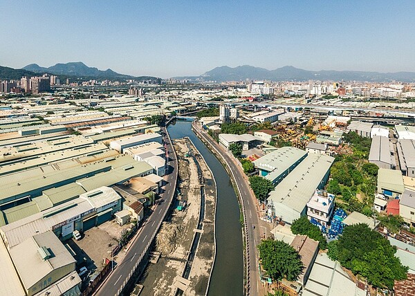 新北泰山楓江地區屬農業區,卻有許多違規鐵皮工廠,2020年啟動擴大楓江附近地區都市計畫,23日起公開展覽30天。圖/新北城鄉局提供
