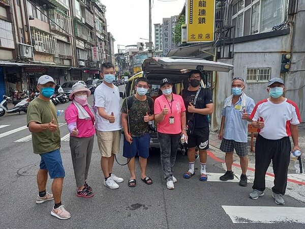 北投區開明里防疫消毒。圖／取自「開明里里長左麗芳」臉書