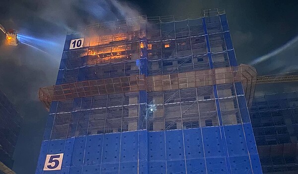 北市信義區六張犁公宅10樓深夜突然竄出大火。圖/取自景勤里里長王雷凱