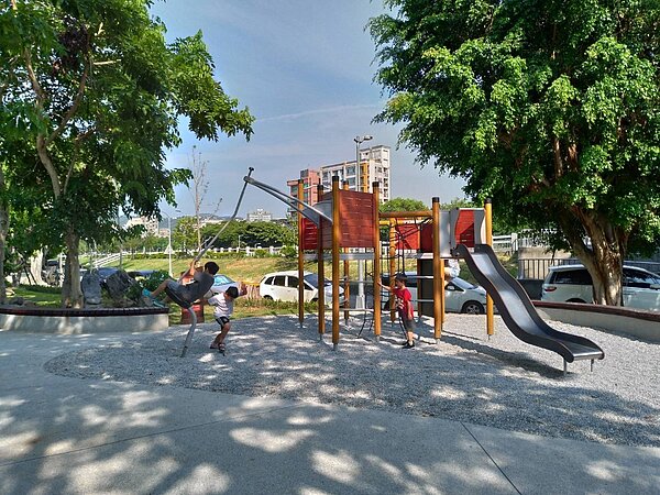 榮華公園共融式遊戲場。圖/取自臺北市共融式遊戲場