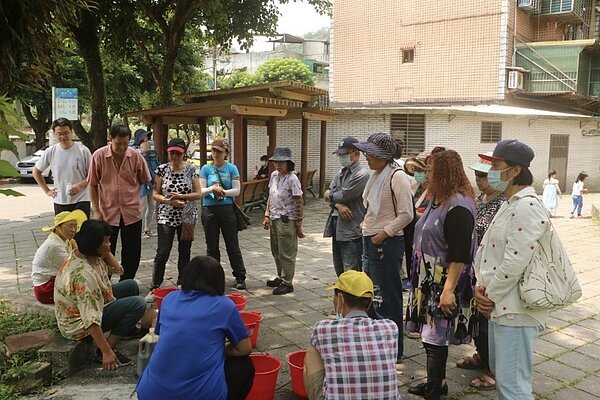 南港社大與里辦、台大城鄉所合力支持店仔口農園課程。圖／臺灣大學建築與城鄉研究所南港茶水間團隊提供