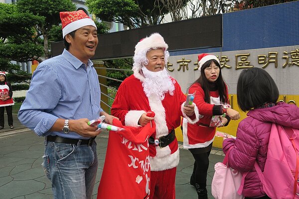 里長親自打扮成聖誕老公公。圖/取自臺北市鄰里服務網