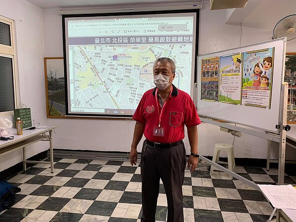 何漢清里長曾榮獲臺北市103年度績優里長。圖/取自榮華里,何漢清臉書