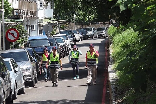 何漢清里長就連端午節連假，都親自帶著守望相助隊幹部巡邏 圖／取自榮華里，何漢清臉書