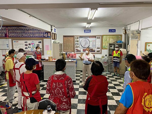 何漢清和志工們執行任務前會聚在一起討論工作分配。圖/取自榮華里,何漢清臉書