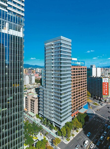 「聯合大哲」是忠孝東路上最醒目的地標建築。圖/璞園提供