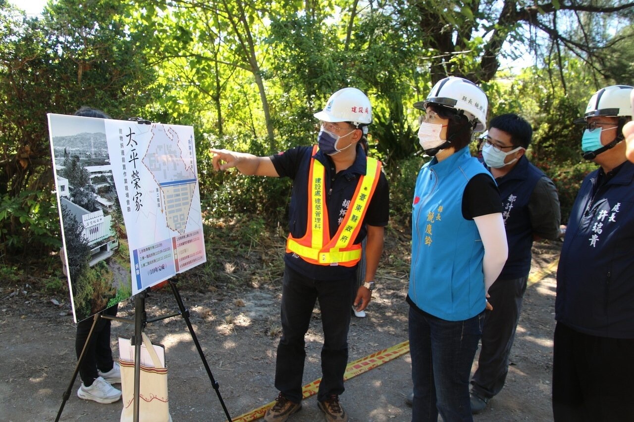 台東縣長饒慶鈴（中）今天前往太平榮家視察拆除進度，她表示未來榮家朝向以開發多元長照園區為目標發展。圖／台東縣政府提供