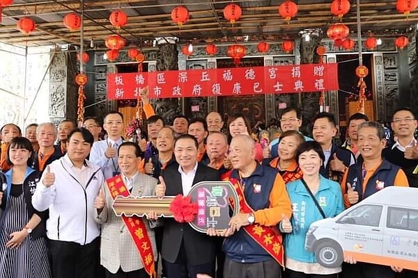 擔任深丘福德宮主任委員,黃水盛捐贈復康巴士。圖/里長提供