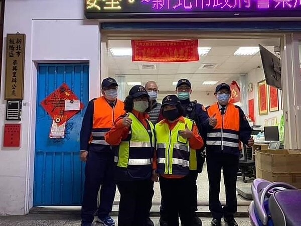 機警的守望相助隊。圖／里長提供。
